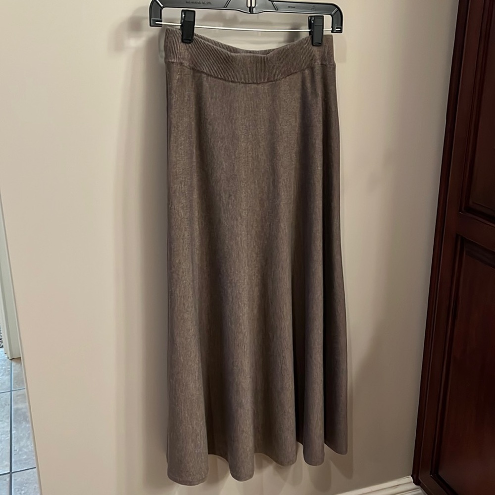 North Style long skirt. Never worn. Size small.